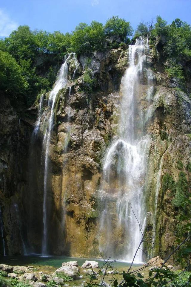 海南“村VA”迎春赛,昌洒镇黑山羊队3:1力克东路镇荔枝队,16号球员王帅获得“最佳球员”